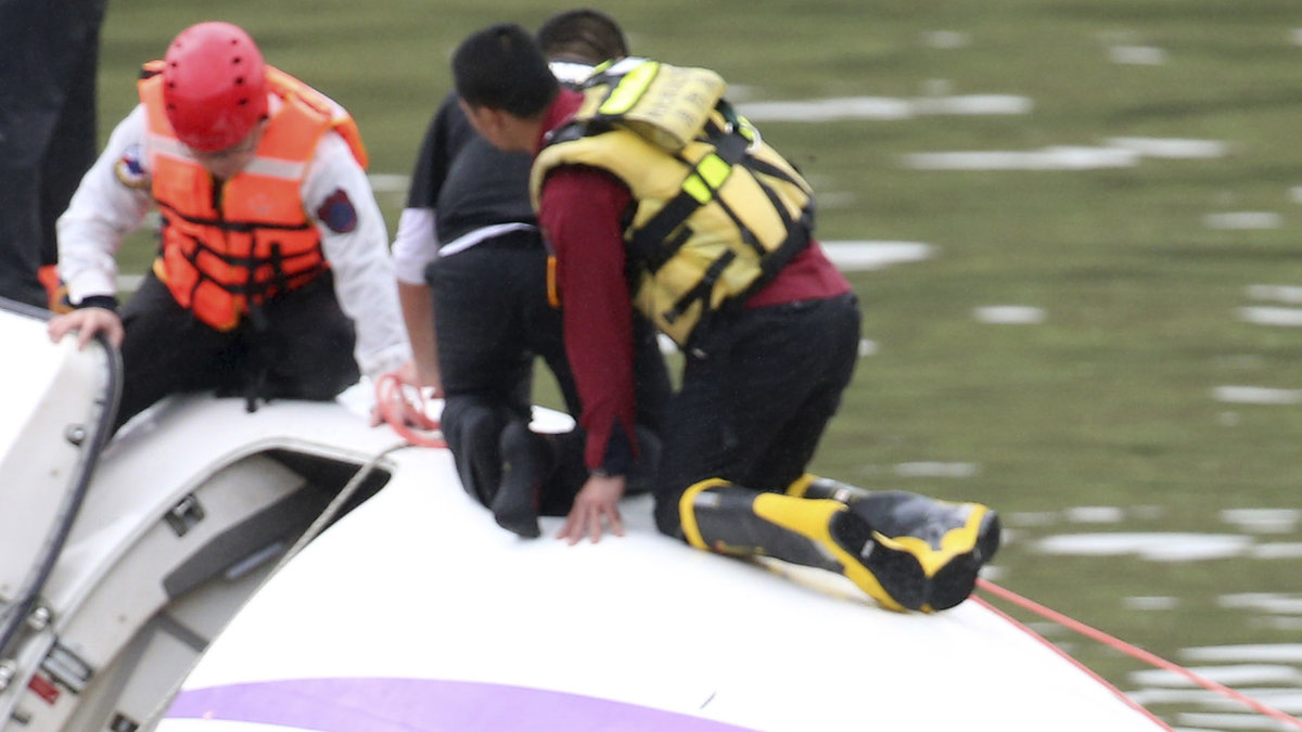 Räddningspersonal försöker få ut alla ombord, här tas en överlevande passagerare i land för att sedan föras till sjukhus. 