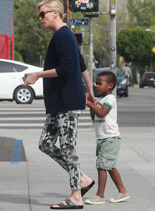 Charlize Theron med sonen Jackson i Los Angeles. Charlize Theron med sonen Jackson i Los Angeles.