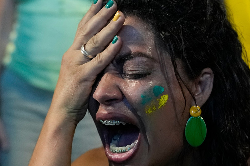 En Bolsonaroanhängare reagerar på valresultatet i Rio de Janeiro.