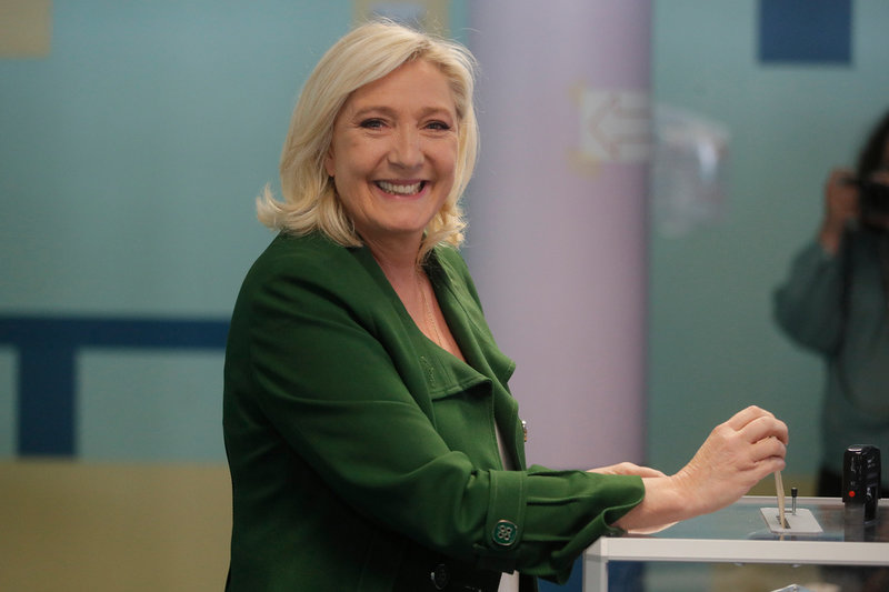 Nationalistledaren Marine Le Pen röstade i en vallokal i Hénin-Beaumont i regionen Hauts-de-France norra Frankrike.