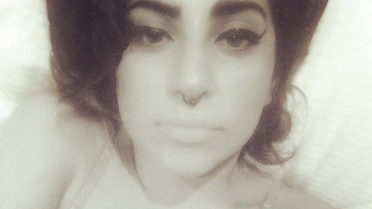 Lady Gaga gör sin bästa Amy Winehouse-imitation. 