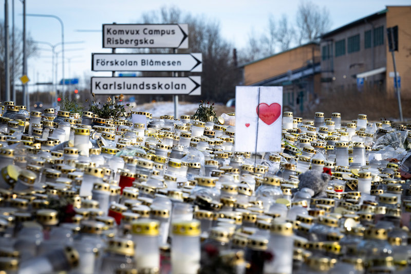 Ljus och blommor på minnesplatsen utanför Risbergska i Örebro i februari.