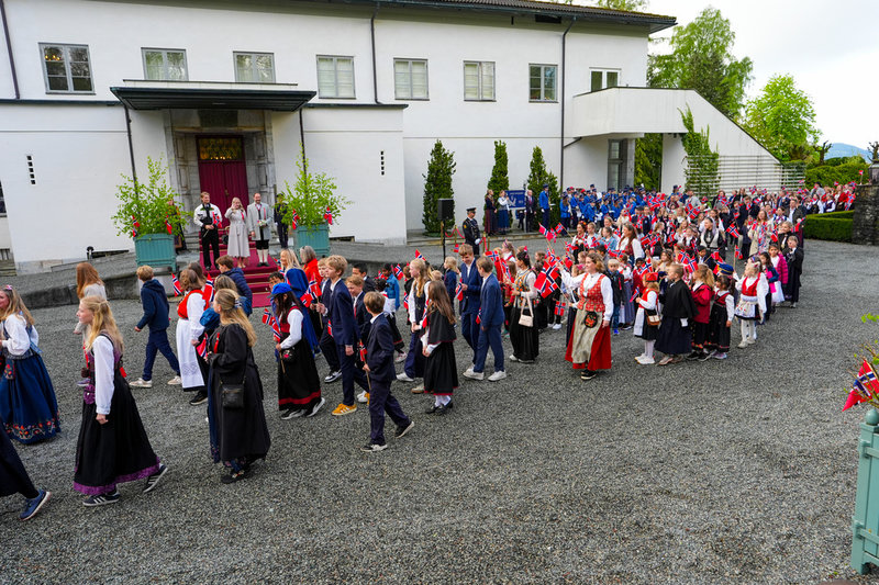 Barntåget vid kronprinsparets residens Skaugum på Norges nationaldag den 17 maj. 
