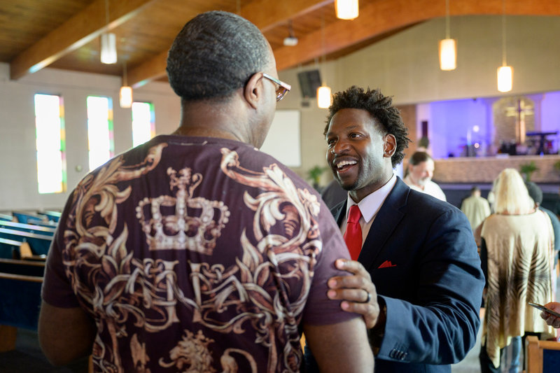 Pastor Lorenzo Sewell pratar med nästan alla gudstjänstbesökare i 180 Church. Inför presidentvalet i november vill han utbilda församlingsborna om USA:s valprocess.