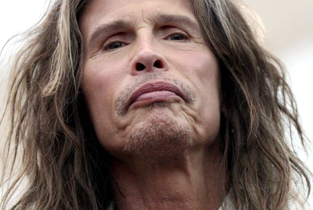 Aerosmithstjärnan Steven Tyler visade sina diviga sidor för hela det amerikanska folket i "American Idol", och i sin självbiografi avslöjade han fler av sina sjuka divakrav. Under de tidiga åren med Aerosmith så krävde artisten en hel del droger och en kroppsspegel (!). Aerosmithstjärnan Steven Tyler visade sina diviga sidor för hela det amerikanska folket i "American Idol", och i sin självbiografi avslöjade han fler av sina sjuka divakrav. Under de tidiga åren med Aerosmith så krävde artisten en hel del droger och en kroppsspegel (!).