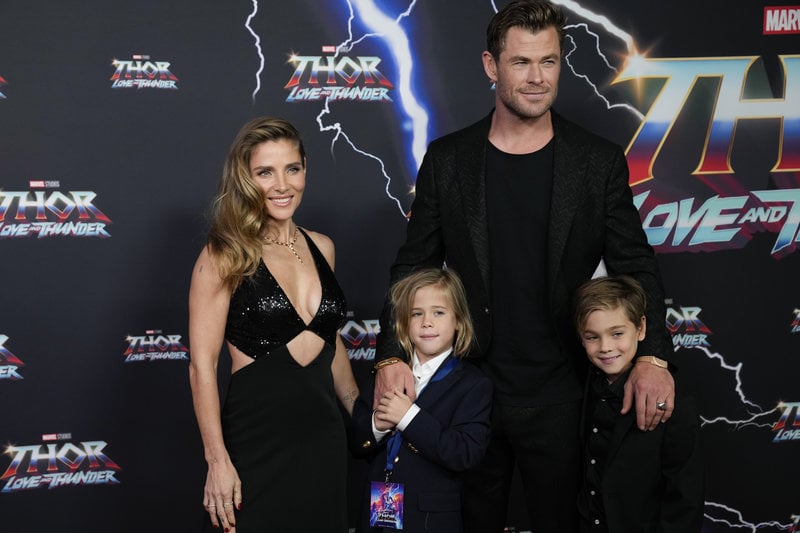 Elsa Pataky och Chris Hemsworth med barnen Tristan och Sasha. Foto: Mark Baker/AP/TT Elsa Pataky och Chris Hemsworth med barnen Tristan och Sasha. Foto: Mark Baker/AP/TT