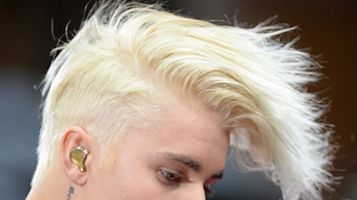 En blond Justin Bieber uppträder på Today i New York.