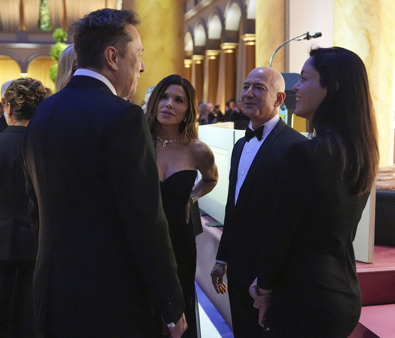 Elon Musk, Lauren Sanchez och Jeff Bezos Elon Musk, Lauren Sanchez och Jeff Bezos