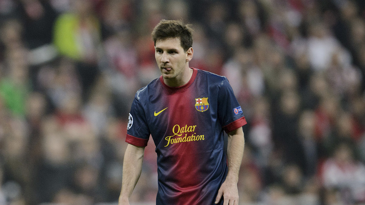 2. Världens bäste fotbollsspelare Lionel Messi har 48 000 104 följare på Facebook. 