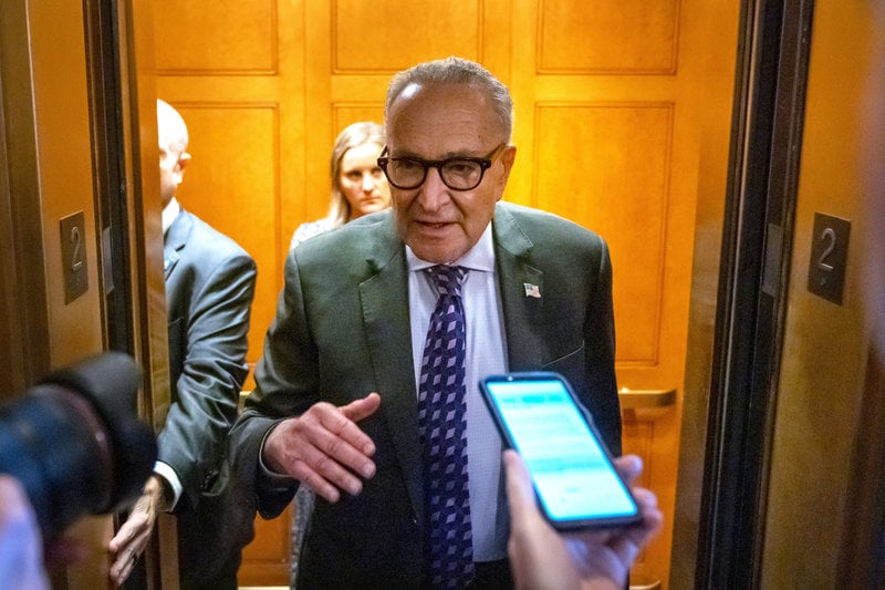 Demokraternas minoritetsledare i senaten, Chuck Schumer, talar till medier på onsdagen.