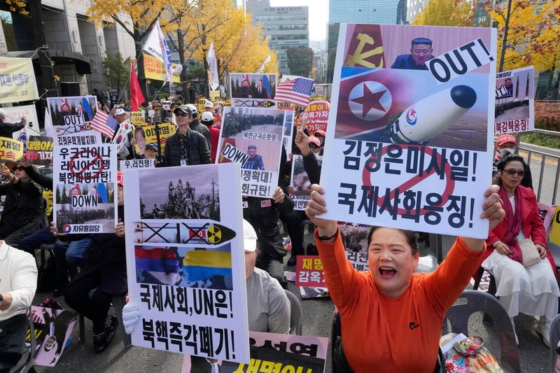 Demonstranter i Seoul, Sydkorea, protesterar mot Nordkorea och att andra länder tillåter nordkoreanerna att ha kärnvapen. Arkivbild.