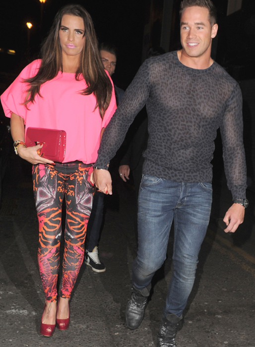 Katie Price framstår som rena rama modeoraklet bredvid sin make Kieran Hayler som kör genomskinlig leopardmönstrad tröja. Katie Price framstår som rena rama modeoraklet bredvid sin make Kieran Hayler som kör genomskinlig leopardmönstrad tröja.