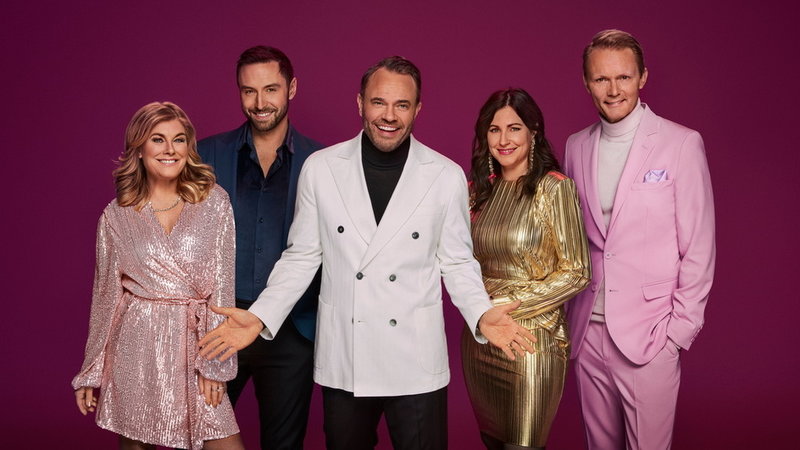 David Hellenius i mitten leder programmet och har med sig panelen bestående av Pernilla Wahlgren, Måns Zelmerlöw, Felix Herngren och Nour El Refai.