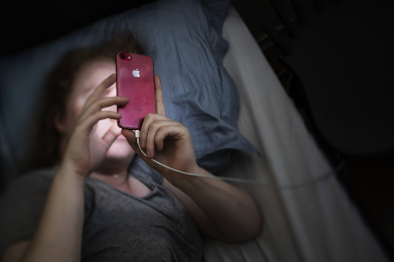 Att konstant ha blicken fäst på mobilen kan leda till bland annat försämrad dygnsrytm. Arkivbild.