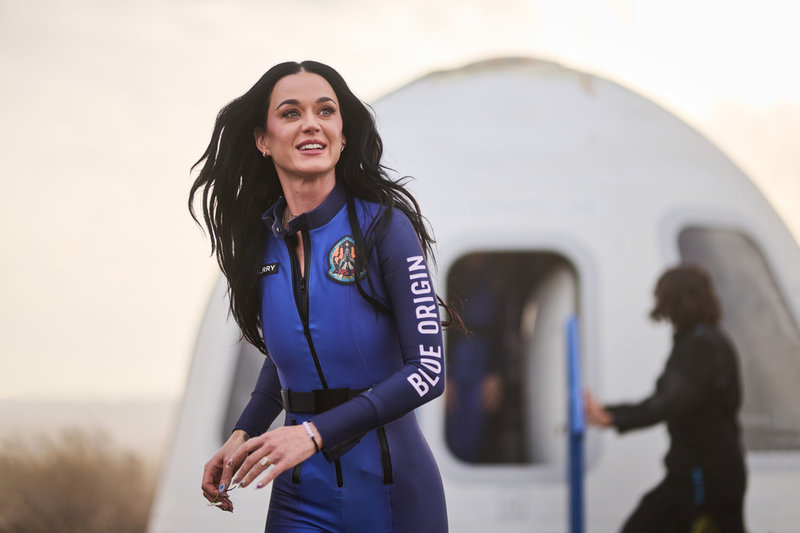 Katy Perry som astronaut. Nu svarar hon på kritiken. Pressbild.