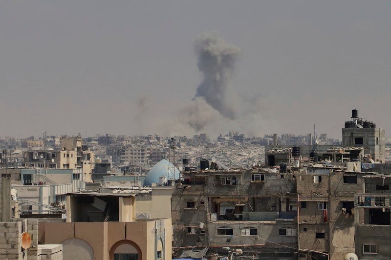 Rök stiger från det bombarderade Khan Yunis i Gazaremsan. Arkivbild som togs förra veckan av nu döda Mariam Abu Dagga.