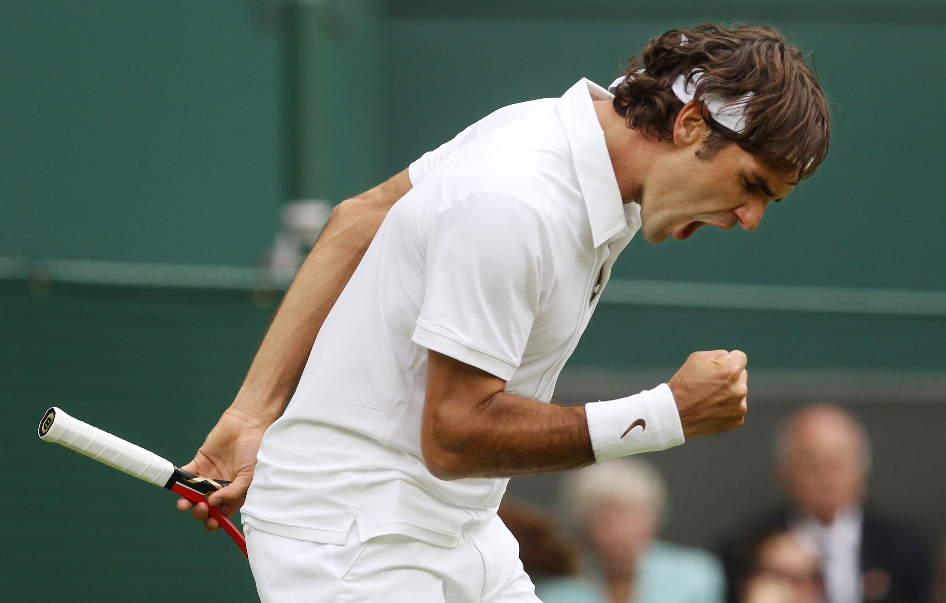 Federer knyter näven.