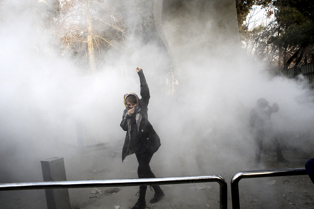 Kvinna protesterar i Iran Kvinna protesterar i Iran