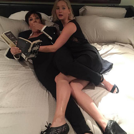 Jennifer Lawrence och Kris Jenner i sängen. 
