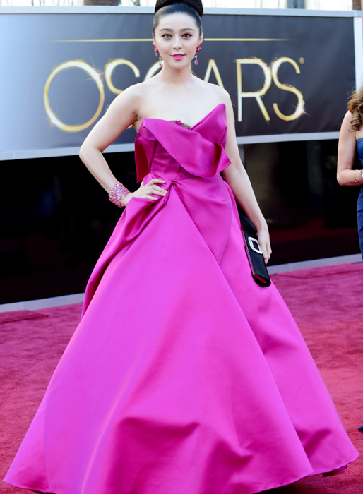Fan Bingbing var komplett med rosa sidentårta och matchande juveler. Fan Bingbing var komplett med rosa sidentårta och matchande juveler.