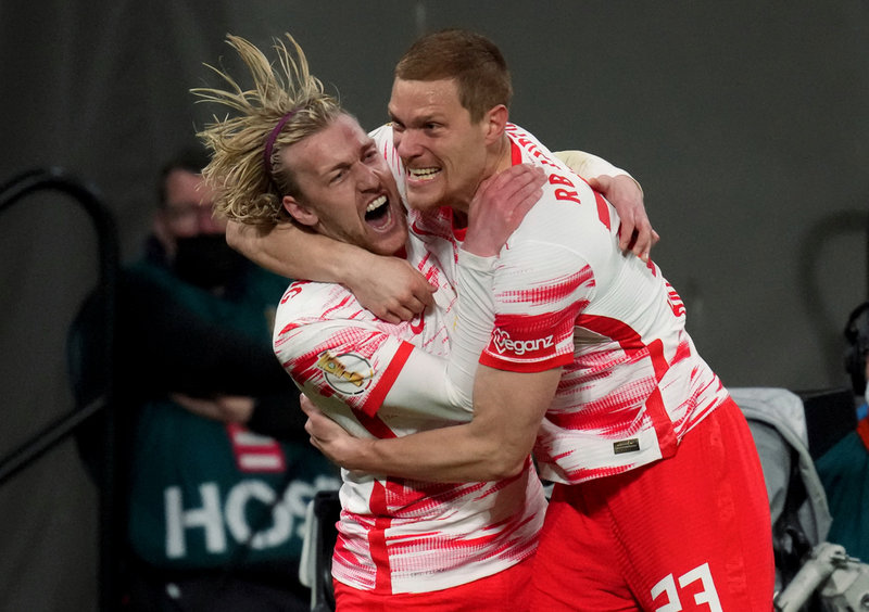 Emil Forsberg kramas om av Marcel Halstenberg sedan han avgjort semifinalen mot Union Berlin. Nu är båda tyska cupvinnare. Arkivbild.