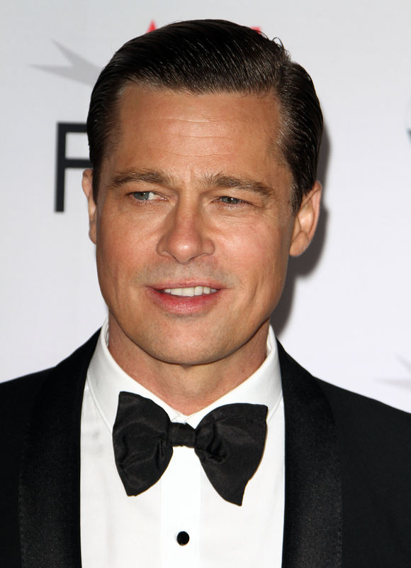 Brad Pitt är vegetarian sedan lång tid tillbaka. Enligt uppgift ska han klaga varje gång Angelina Jolie tar fram en köttbit. Brad Pitt är vegetarian sedan lång tid tillbaka. Enligt uppgift ska han klaga varje gång Angelina Jolie tar fram en köttbit.