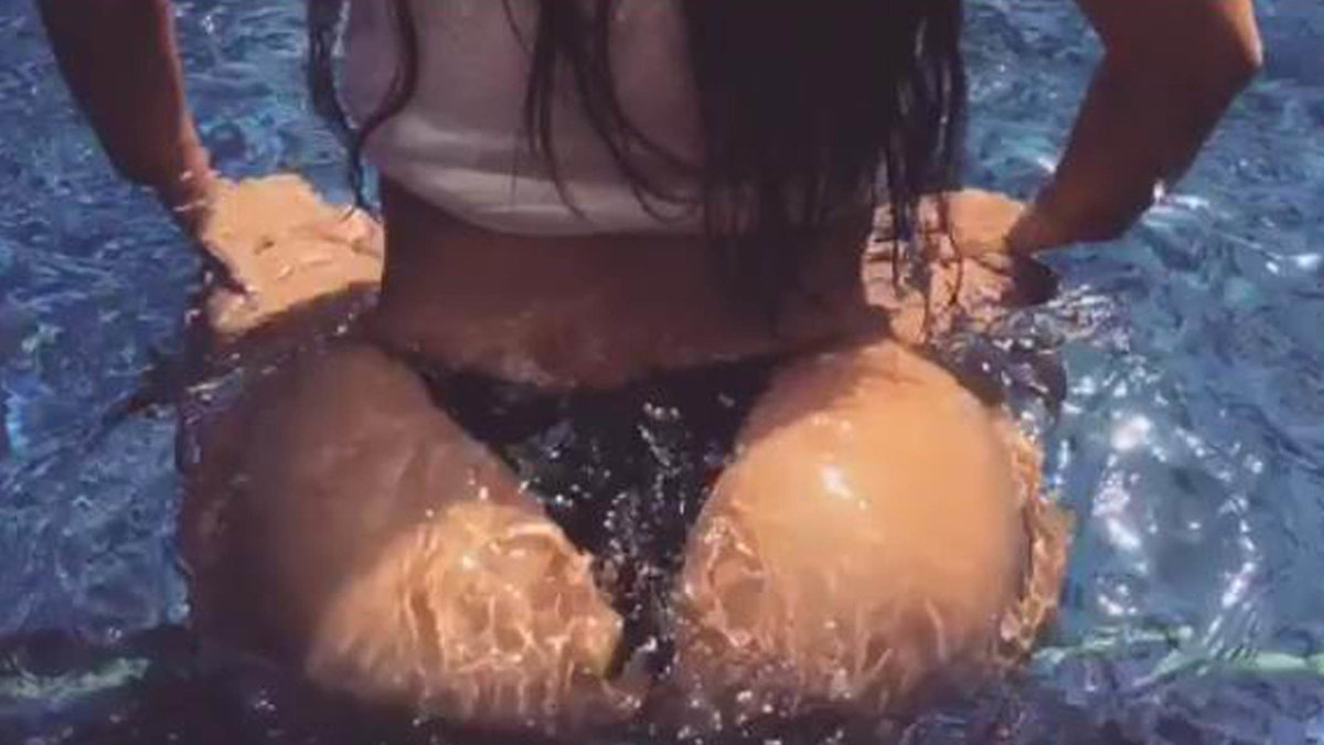 Kim Kardashian i en pool. 