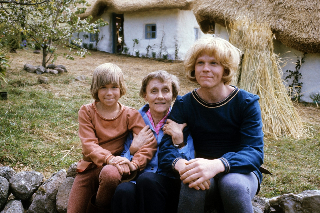 "Skorpan" och "Jonatan" med sin skapare Astrid Lindgren.