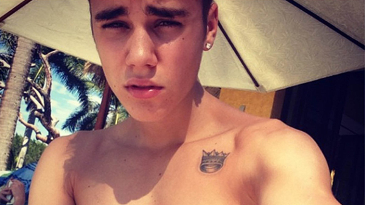 Justin Bieber har flera små tatueringar. 