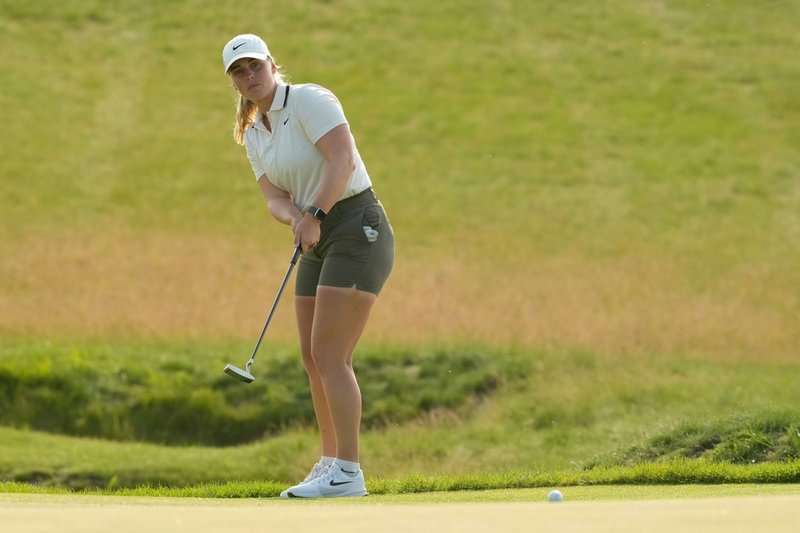 Maja Stark puttar på 18:e hålet.