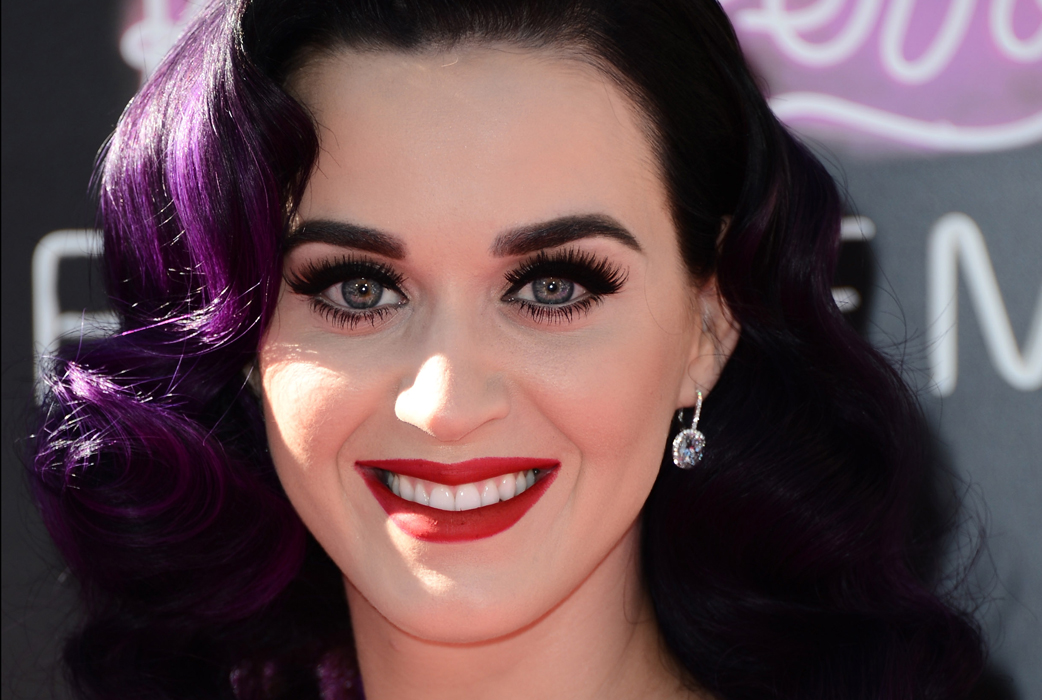 Nej men snälla Katy Perry, sluta imitera clownen DET du också. Det är för mycket av allting här – ögonbrynen, ögonfransarna, läppstiftet och det lila håret. Lugn nu... Nej men snälla Katy Perry, sluta imitera clownen DET du också. Det är för mycket av allting här – ögonbrynen, ögonfransarna, läppstiftet och det lila håret. Lugn nu...