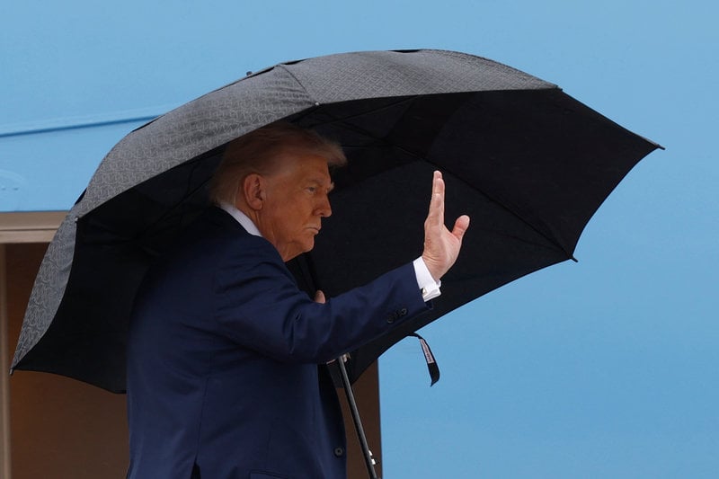 USA:s president Donald Trump flyger mot Israel under natten mot måndagen. Foto: Luis M. Alvarez/AP/TT