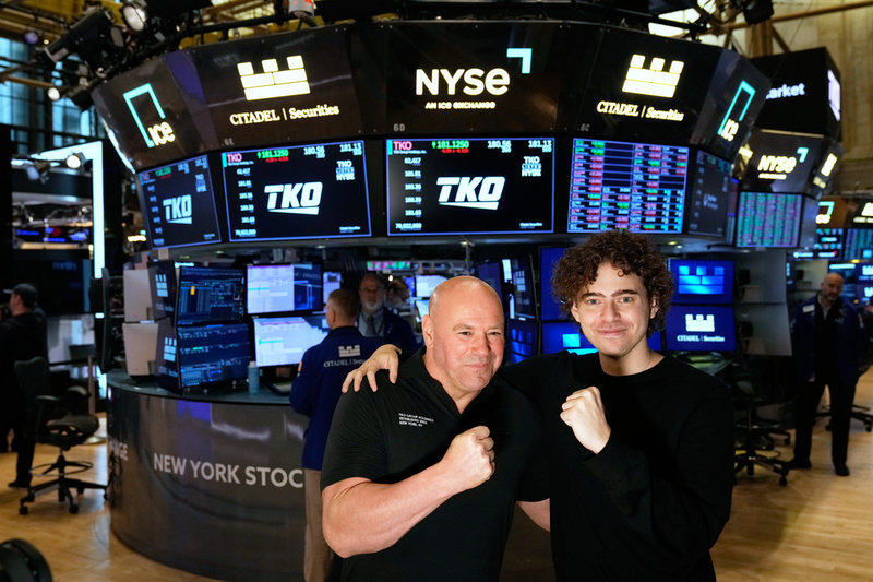 Polymarkets grundare och vd Shayne Coplan, till höger, tillsammans med MMA-organisationen UFC:s chef Dana White som är en känd Trumpanhängare. Bild från New York Stock Exchange i november i fjol.