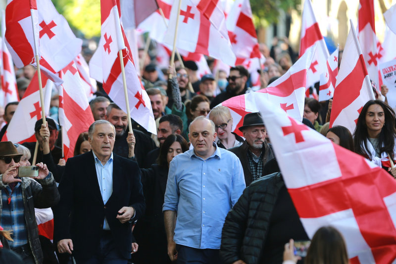 Operasångaren och protestledaren Paata Burchuladz och den tidigare chefsåklagaren Murtaz Zodelavaother, i bildens mitt, under lördagens protester i Georgiens huvudstad Tbilisi.