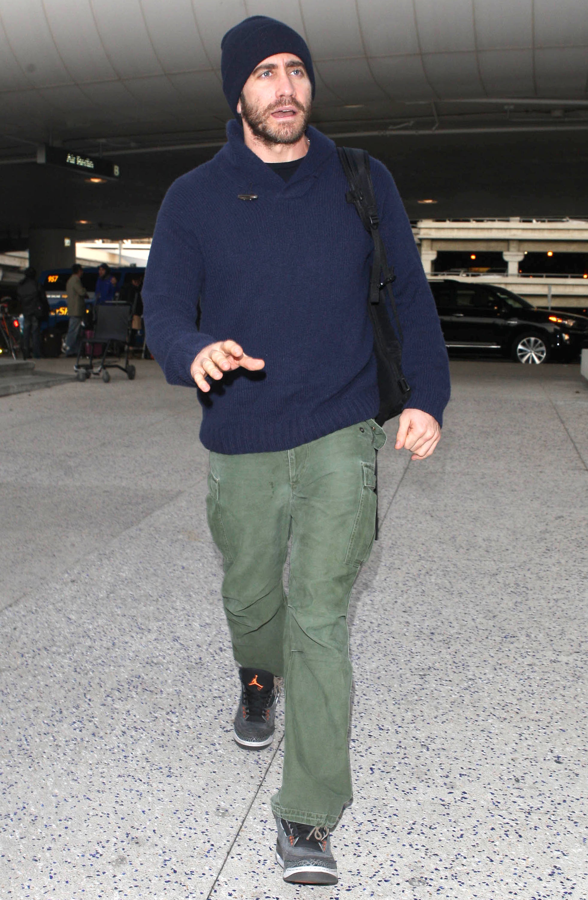 Jake Gyllenhaal med gröna byxor, blå tröja och blå mössa. Jake Gyllenhaal med gröna byxor, blå tröja och blå mössa.
