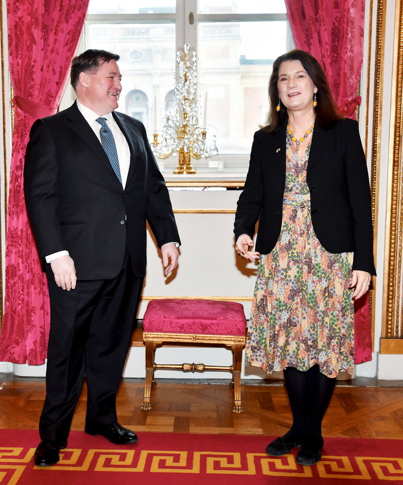 USA:s nya Sverigeambassadör Erik Ramanathan, fotograferad vid sitt första möte med utrikesminister Ann Linde (S) på utrikesdepardementet i Stockholm.