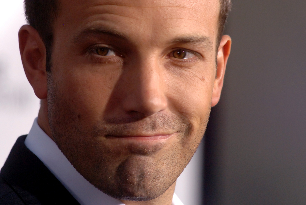 Ben Affleck är minst sagt tokromantisk. Han strör blommor runt sängen och älskar att ge sin tjej massage. Dessutom ser han till att stilla tjejens behov före sina egna så att säga... Ben Affleck är minst sagt tokromantisk. Han strör blommor runt sängen och älskar att ge sin tjej massage. Dessutom ser han till att stilla tjejens behov före sina egna så att säga...