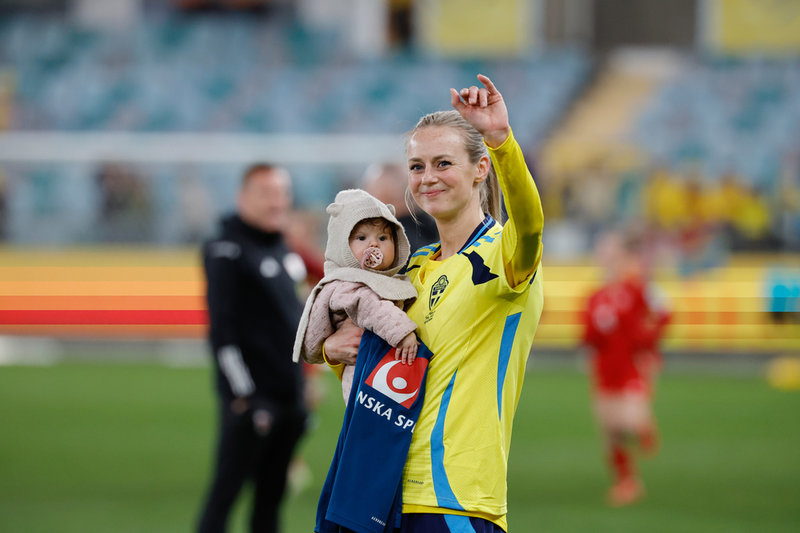 Amanda Ilestedt med sin dotter efter Sveriges match mot Wales på Gamla Ullevi. Arkivbild.