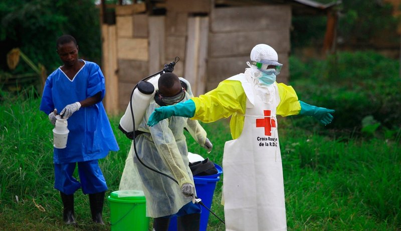 En hälsoarbetare behandlas med desinfektionsmedel efter att ha behandlat en ebolasjuk patient vid ett tidigare utbrott i Beni, i östra Kongo-Kinshasa, 2018. Arkivbild.