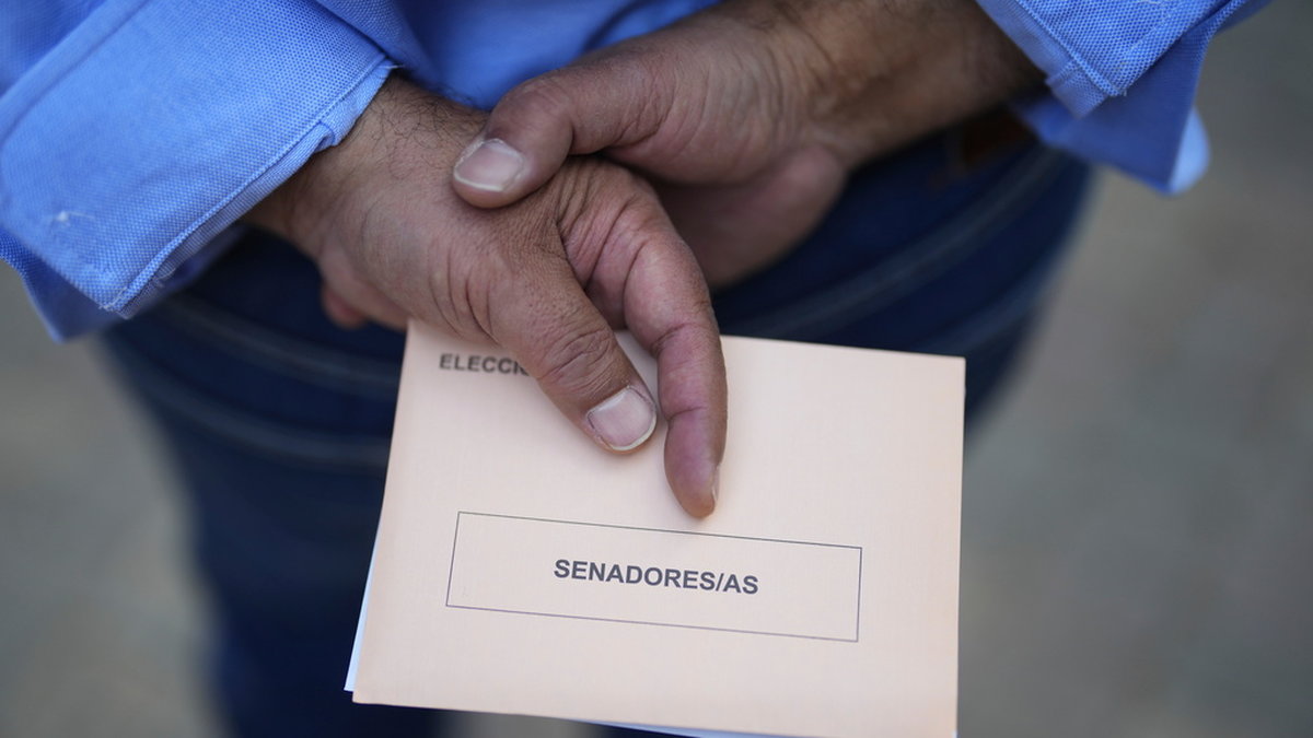 En man väntar på sin tur att rösta i Madrid.