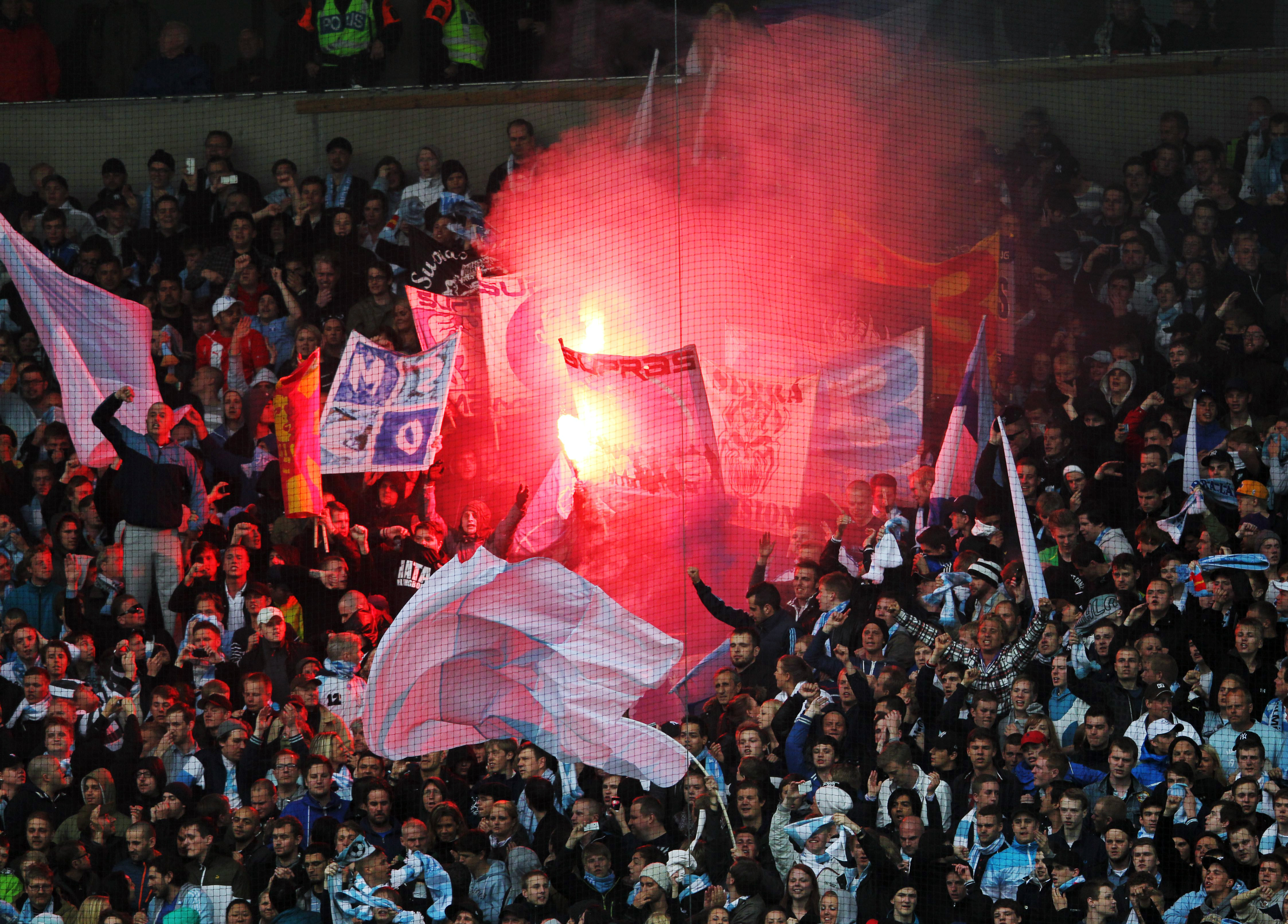 Även Malmö-supportrarna tände eldar under matchens gång.