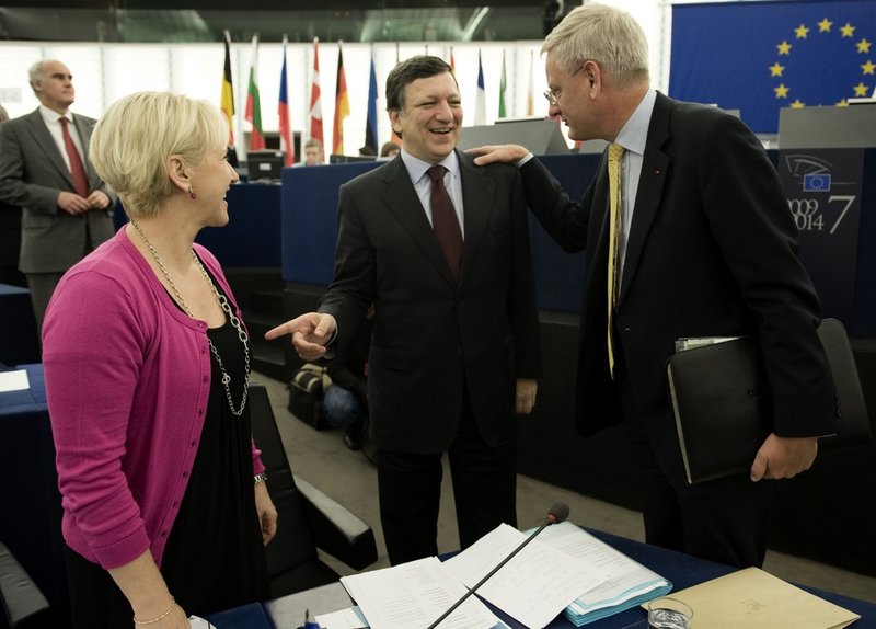 De tidigare utrikesministrarna Margot Wallström (S) och Carl Bildt (M) (här med EU:s tidigare ordförande Jose Manuel Barroso) är inte särskilt oroliga för att ett Natomedlemskap ska begränsa svensk utrikespolitik. Arkivbild