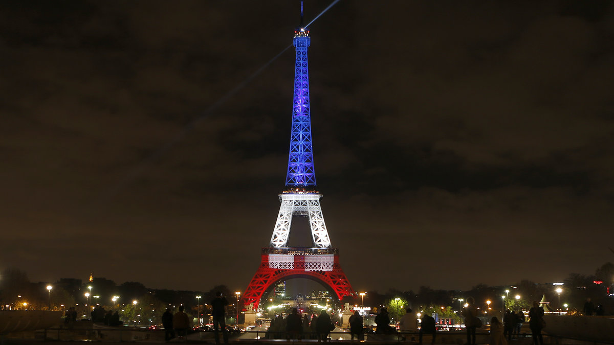 Eiffeltornet är nu öppet igen och landmärket blev iklädd franska flaggan – Trikoloren.