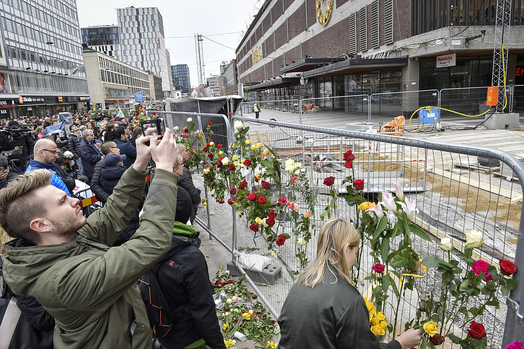 Sorg Staket med rosor vid Drottninggatan