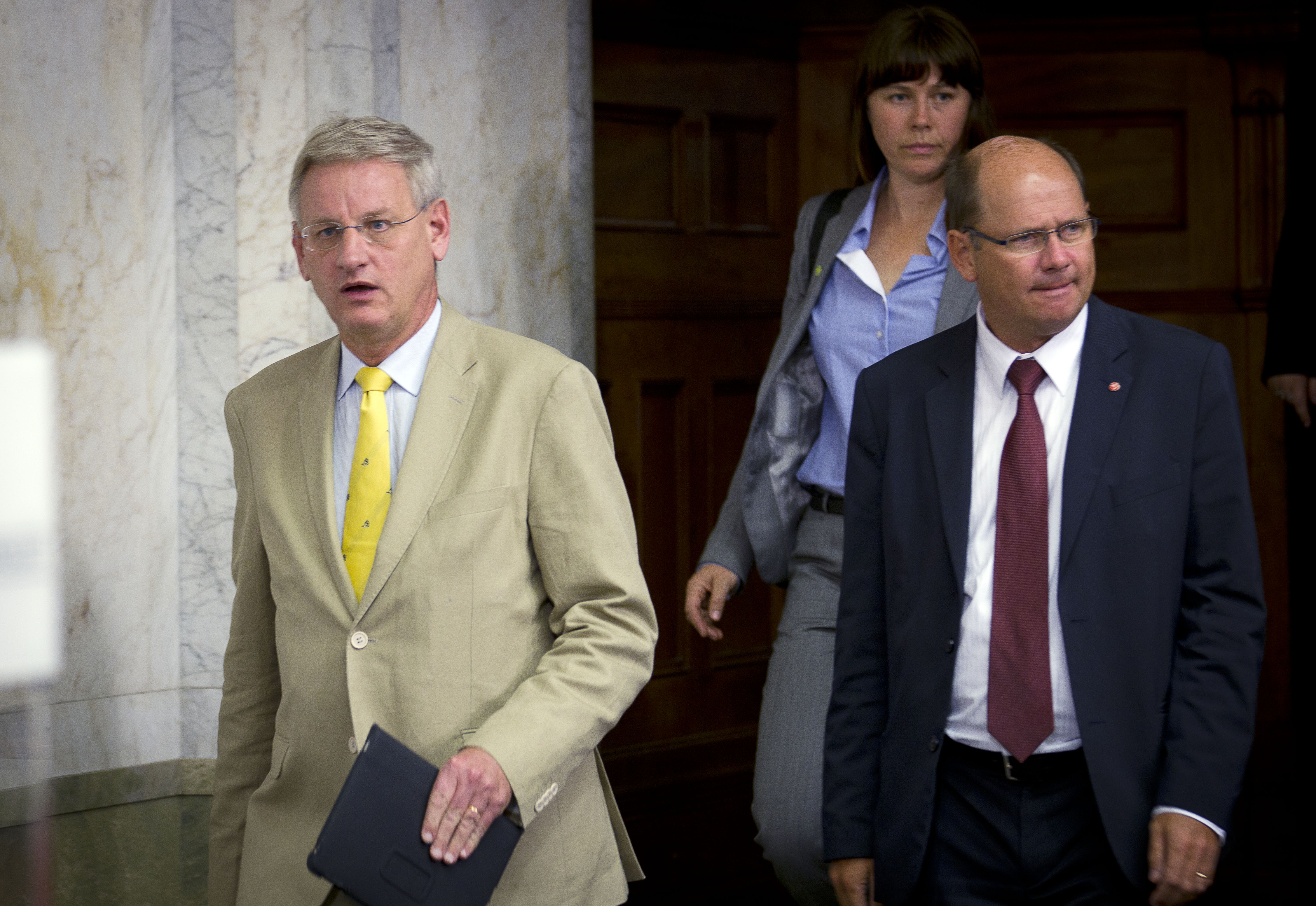 Utrikesminister Carl Bildt (M) och Urban Ahlin (S) är eniga i frågan om UD:s agerande för de svenska journalisterna.