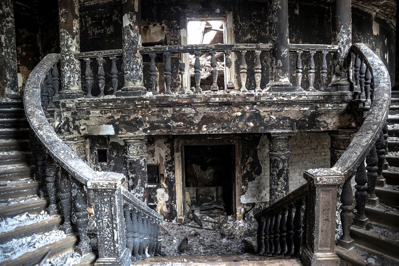 En bild från den sönderbombade teatern i Mariupol.