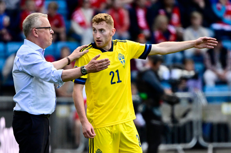 Hur gör vi? Dejan Kulusevski i samspråk förbundskaptenen Janne Andersson.