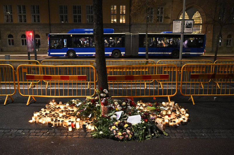 Blommor och ljus på olycksplatsen där tre personer omkom och flera skadades när en buss körde in i en busskur på Östermalm i Stockholm. Foto: Pontus Lundahl/TT Blommor och ljus på olycksplatsen där tre personer omkom och flera skadades när en buss körde in i en busskur på Östermalm i Stockholm. Foto: Pontus Lundahl/TT