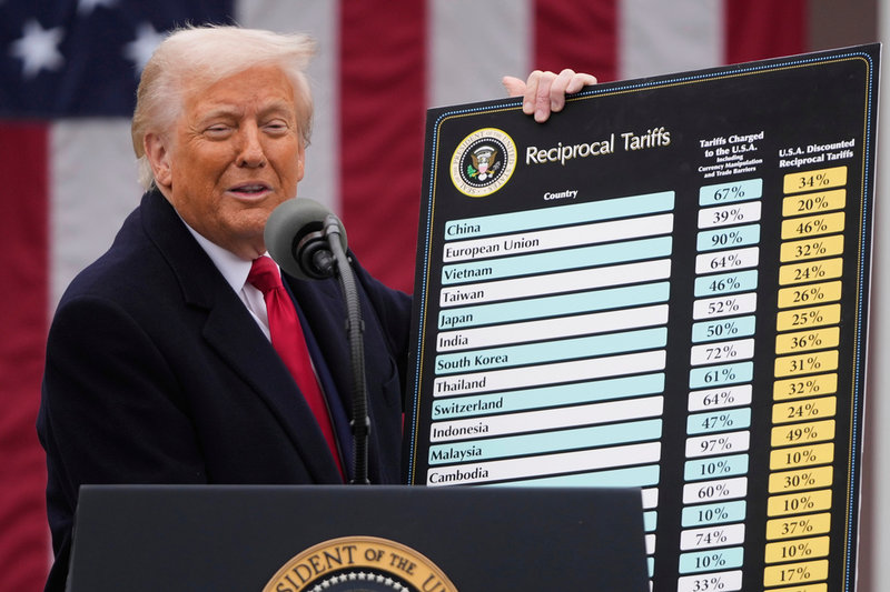 President Donald Trump inledde sin tulloffensiv på allvar den 2 april i fjol i Vita husets trädgård. Just de tullarna har sedan dess ogiltigförklarats av landets högsta domstol.