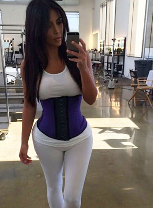Kim Kardashian i korsett. Kim Kardashian i korsett.